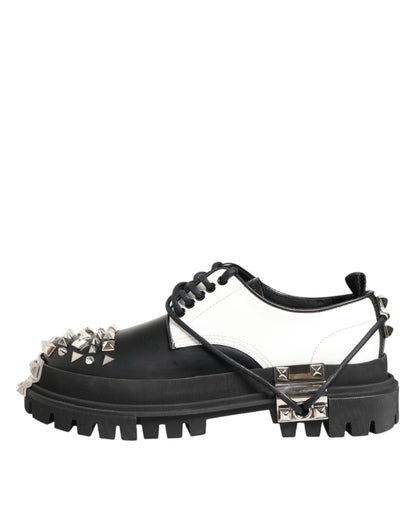 حذاء ديربي رسمي للرجال من دولتشي آند غابانا باللونين الأسود والأبيض مرصع بالمسامير